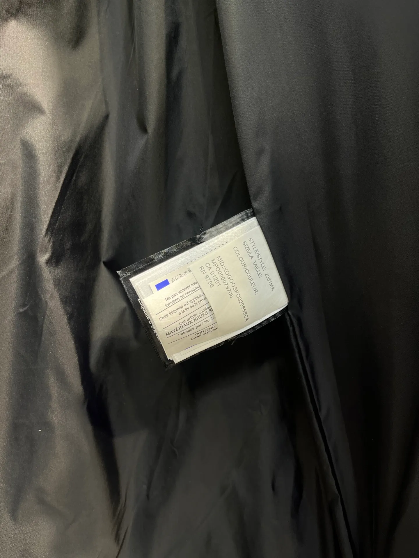 P860 Black) CANADA GOOSE Parka 22 styles ➖ Genuine synchronous anti-counterfeiting chip sensor! ➖ Imported 21-count polyester-cotton blended original fabric [last year’s 16-count/18-count hard fabrics have been completely eliminated, this year all use 21-count genuine synchronous fabrics, the soft mid-strap feels delicate and textured], genuine synchronous Feather-Light 10D waterproof coating fabric, made of 84.5 polyester fiber and 15.5 cotton, 100% the best feel in the entire network! ➖ The genuine official website is synchronized with the national standard 80 white duck down, you can check the official website customer service, there will never be a series of misleading claims such as 90 down or goose down! ➖ Using the best nylon lining with double double-layer sealing design, velvet-proof No. 7 needle + grid-filled down ready-made garments, there is 100% no so-called velvet running! ➖ The cuffs are designed with thickened seamless threads, and the collar and pockets are lined with top-quality polar fleece to keep you warm and comfortable! ➖ Yoshida YKK provides original custom-made electroplated sliders. YKK two-way lockable zippers are tight and smooth and will not peel off paint! ➖ 3M composite guarantees that the Velcro is the same as the original, durable, and all accessories and hardware are custom-made! ➖ Imported BEHRINGER embroidery machine to customize the 10,000-needle embroidery logo, 98% of which can be reproduced to restore the original logo. You can check and compare on the official website! ➖ The fur collars are all made of large pieces of Western Canadian blue wolf hide, ensuring that each fur collar is 13-15cm wide! size：xs-xl